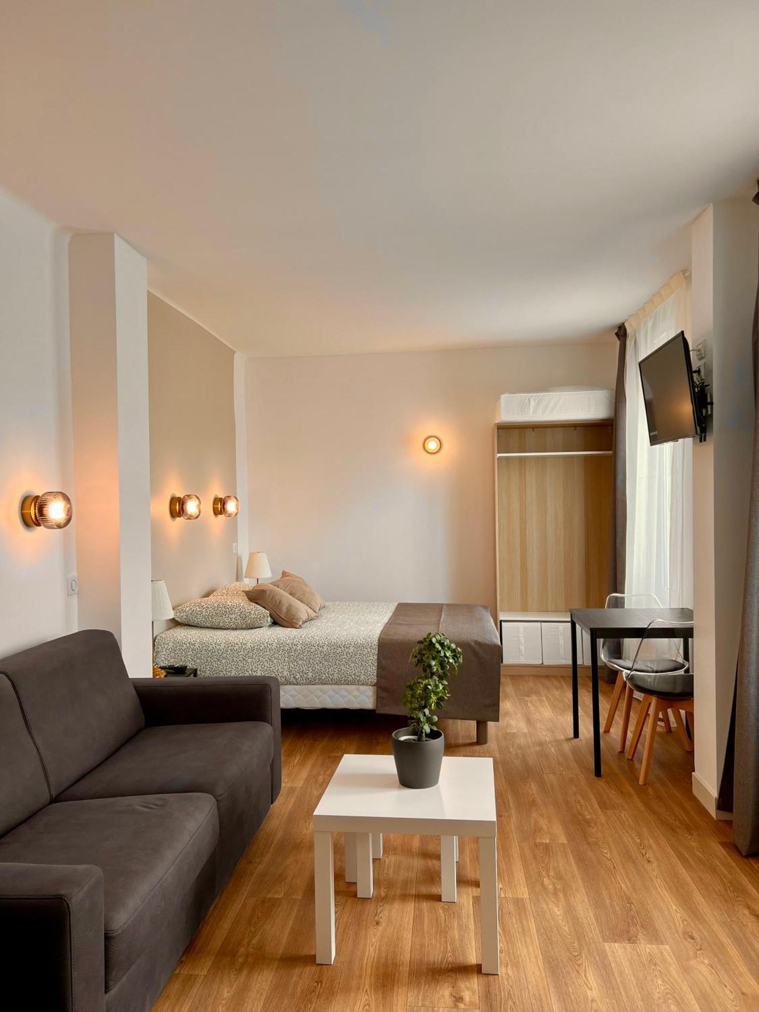 Studio 4 Pers Face Gare Sncf Appart Hotel Le Cygne D4 Bourges Exterior foto